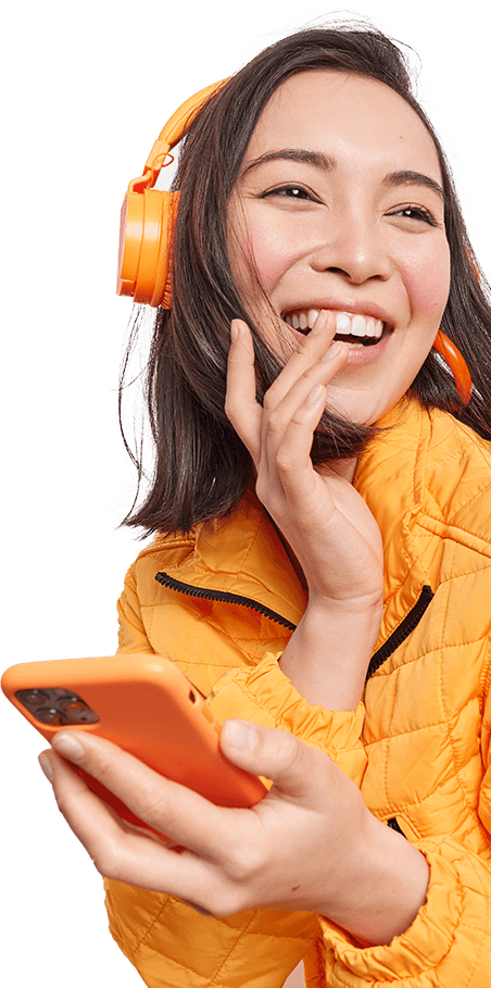 Asiatische Frau lacht mit Handy in der Hand