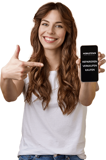 Frau hält Handy von Mobiletown in der Hand mit den Wörtern reparieren, verkaufen, kaufen