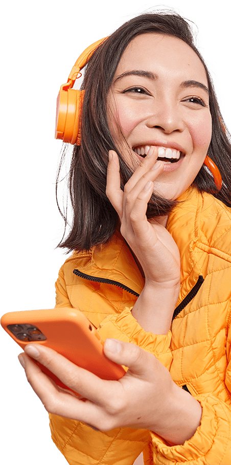 Asiatische Frau lacht mit Handy in der Hand